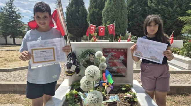 Şehit operatörün çocukaları karnelerinin babalarının kabrine götürdü