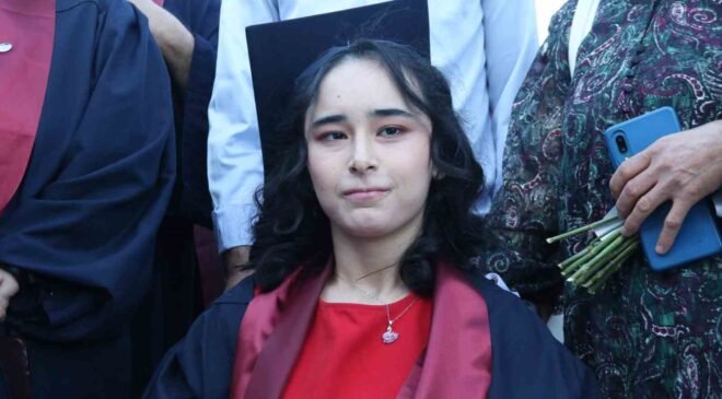 Serebral palsi hastası genç kız ikinci üniversitesinden mezun oldu