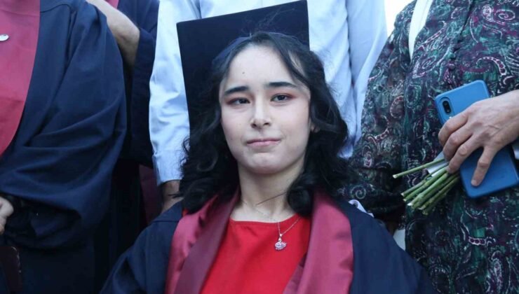 Serebral palsi hastası genç kız ikinci üniversitesinden mezun oldu