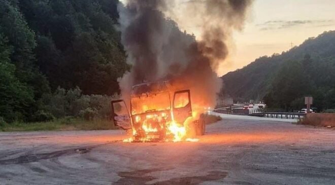 Seyir halindeki tır bir anda alev aldı