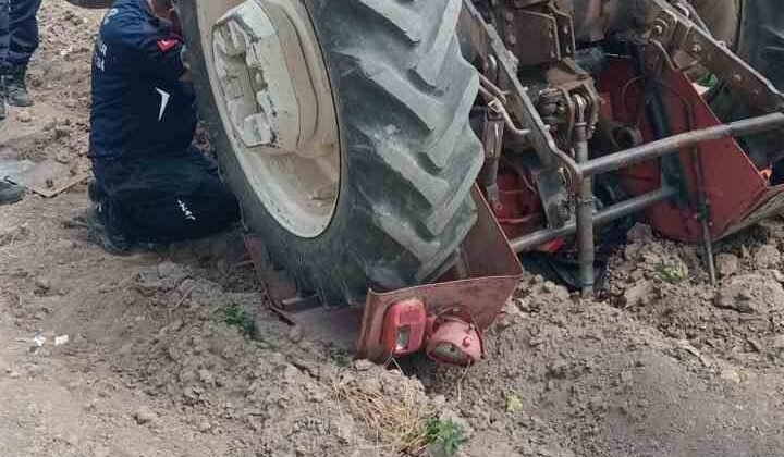 Seyitgazi’de yaşlı adam ters dönen traktörün altında kaldı