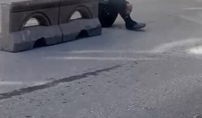 Sokak ortasında hareketsiz duran şahıs tedirginliğe yol açtı