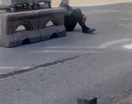 Sokak ortasında hareketsiz duran şahıs tedirginliğe yol açtı