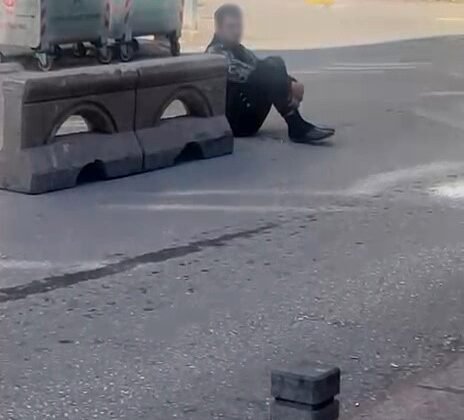 Sokak ortasında hareketsiz duran şahıs tedirginliğe yol açtı
