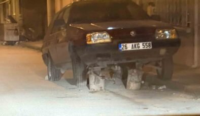 Sokak ortasonda kütükler üzerine bırakılan araç dikkat çekti