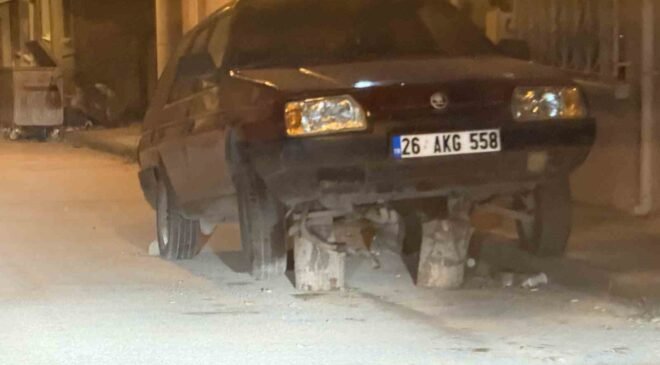 Sokak ortasonda kütükler üzerine bırakılan araç dikkat çekti