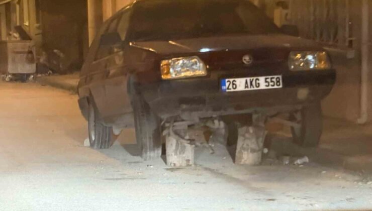 Sokak ortasonda kütükler üzerine bırakılan araç dikkat çekti