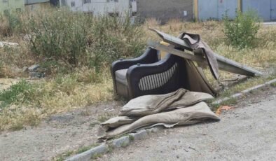 Sorumsuzca çevreye atılan eski ev eşyaları görüntü kirliliğine yol açıyor