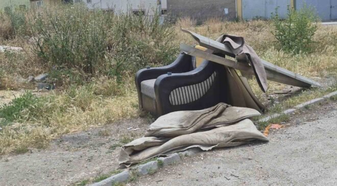 Sorumsuzca çevreye atılan eski ev eşyaları görüntü kirliliğine yol açıyor