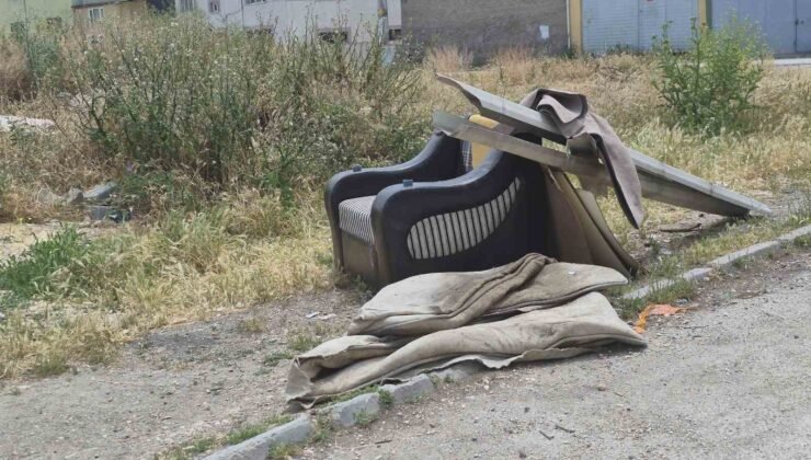 Sorumsuzca çevreye atılan eski ev eşyaları görüntü kirliliğine yol açıyor