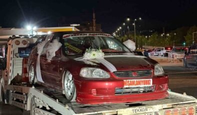 Süsleri bozulmasın diye nişan arabasını çekici üstünde tören salonuna götürdüler