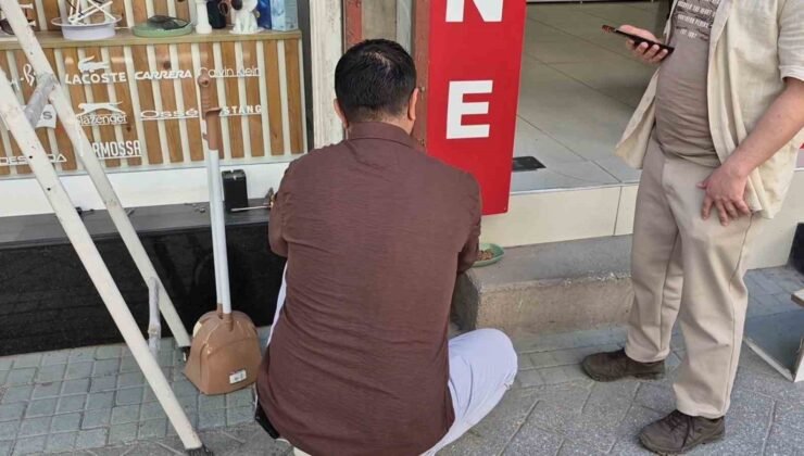 Tabelaya sıkışan yavru kediyi esnaf kurtardı