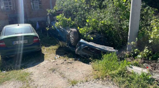 Takla atıp bahçeye devrilen otomobilin sürücüsü yaralandı