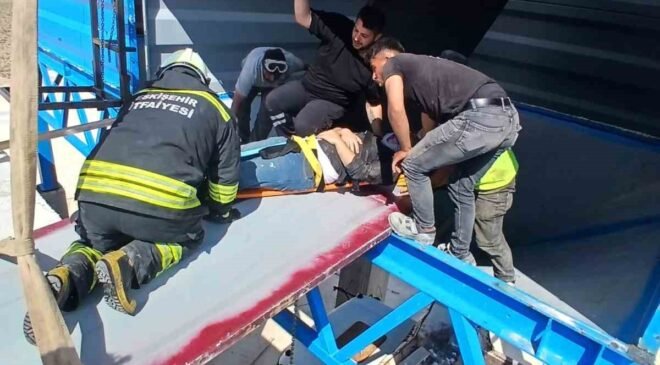 Taş kırma kuyusuna düşen 2 işçiyi itfaiyeciler kurtardı