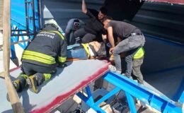 Taş kırma kuyusuna düşen 2 işçiyi itfaiyeciler kurtardı