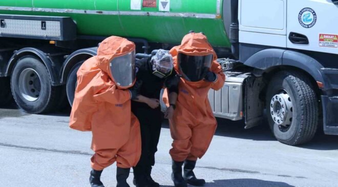 Tatbikatta kimyasal sızıntısından etkilenen vatandaşlar özel ekiplerce kurtarıldı