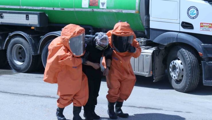 Tatbikatta kimyasal sızıntısından etkilenen vatandaşlar özel ekiplerce kurtarıldı