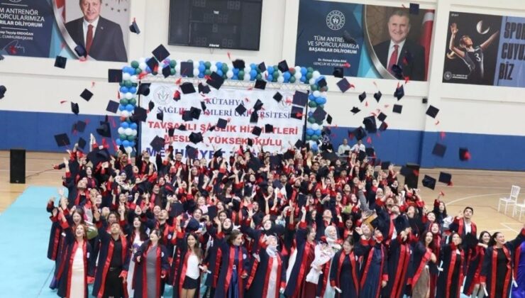 Tavşanlı’da geleceğin sağlıkçıları kep fırlattı