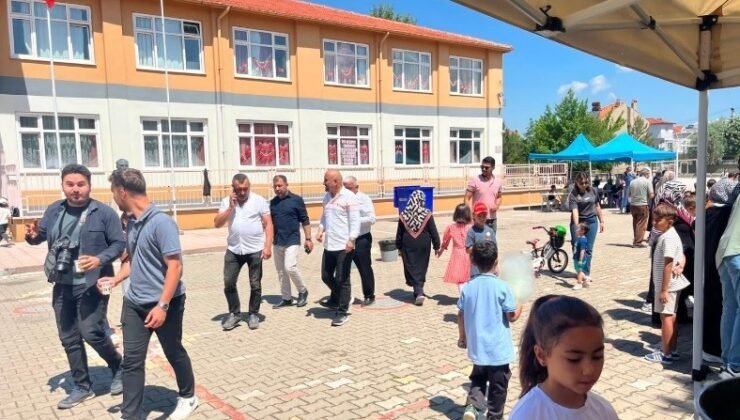 Tavşanlı’da okulda hayır çarşısı düzenlendi