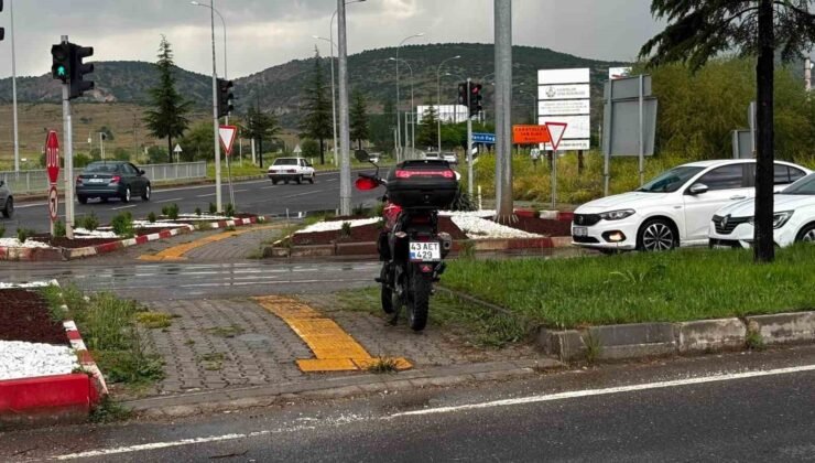Tavşanlı’da otomobille çarpışan motosikletli yaralandı