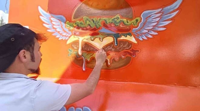 Tavşanlı’da yaşayan ressam karavanı sanat eserine dönüştürdü