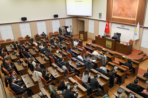 Tepebaşı Belediye Meclisi’nde Gergin Anlar: Başkan Ataç Oturumu Kapattı