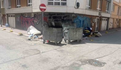 Tepebaşı’ndaki sokaklarda çevre ve görüntü kirliliğine sebep olan çöpler