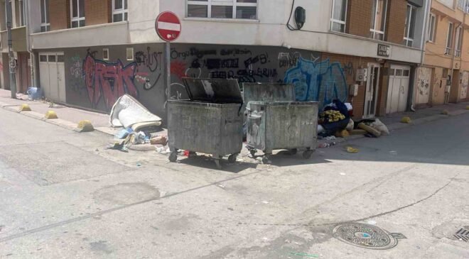 Tepebaşı’ndaki sokaklarda çevre ve görüntü kirliliğine sebep olan çöpler