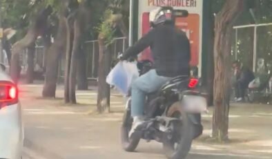 Trafiği beklememek için kaldırımdan yoluna devam etti