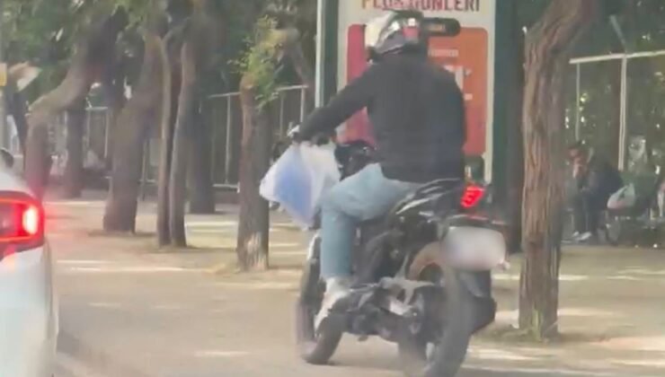 Trafiği beklememek için kaldırımdan yoluna devam etti