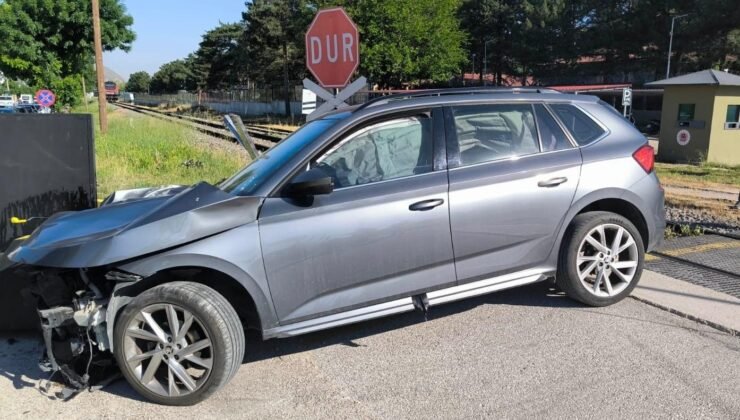 Trenin çarptığı otomobilin sürücüsü yaralandı