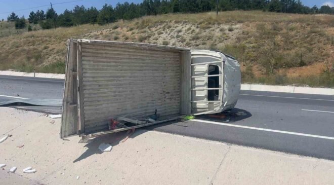 Tuğla yüklü kamyonet devrildi: 4 yaralı