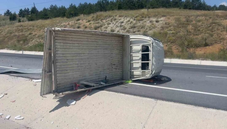 Tuğla yüklü kamyonet devrildi: 4 yaralı