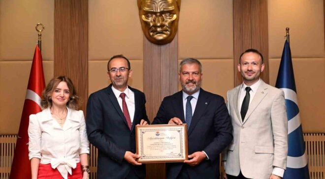 TURAK’tan Anadolu Üniversitesi EMYO’ya akreditasyon plaketi