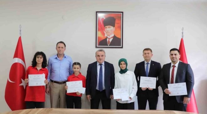 Türkiye derecesi elde eden öğrencilere başarı belgeleri verildi