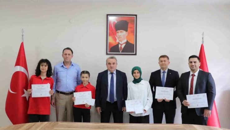 Türkiye derecesi elde eden öğrencilere başarı belgeleri verildi