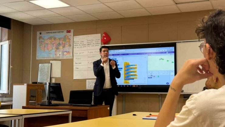 Türkiye’nin ilk doktoralı işitme engelli mühendisi ‘Özel’ öğrencilere ders veriyor
