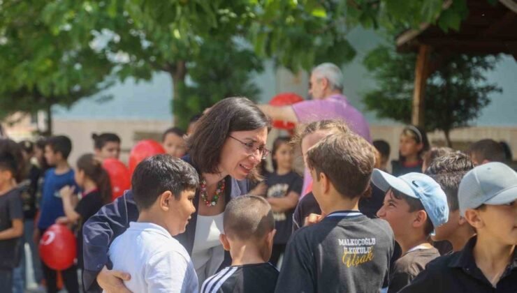 Uşak Belediye Başkan Vekili Özkan öğrencilerle bir araya geldi