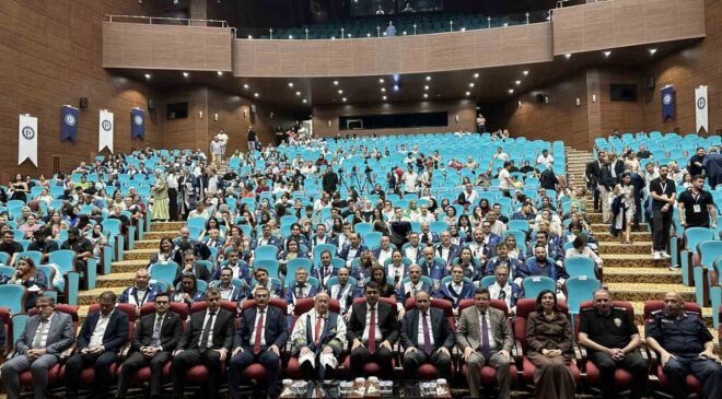 Uşak Üniversitesi mezunlarını mesleki yaşama uğurladı