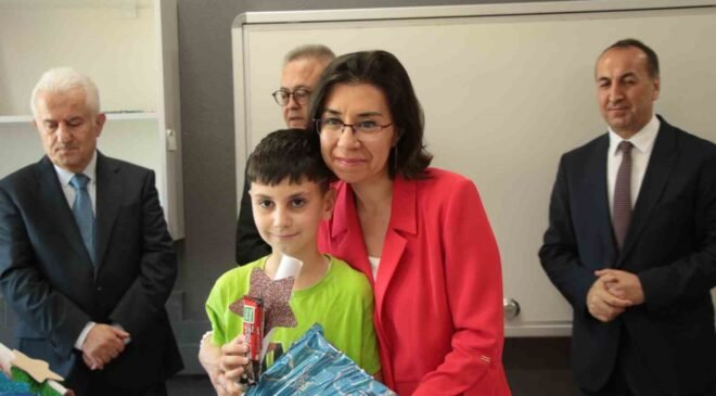 Uşak’ta 64 bin 344 öğrenci karne sevinci yaşadı