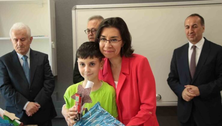 Uşak’ta 64 bin 344 öğrenci karne sevinci yaşadı