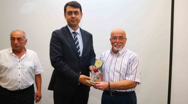 Uşak’ta kan bağışçılarına plaket taktim edildi