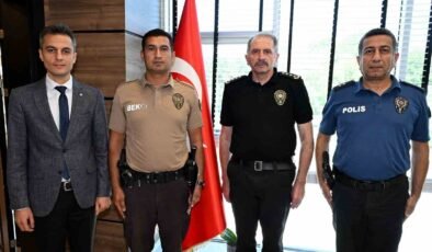 Uşak’ta örnek davranış sergileyen çarşı ve mahalle bekçisine teşekkür belgesi