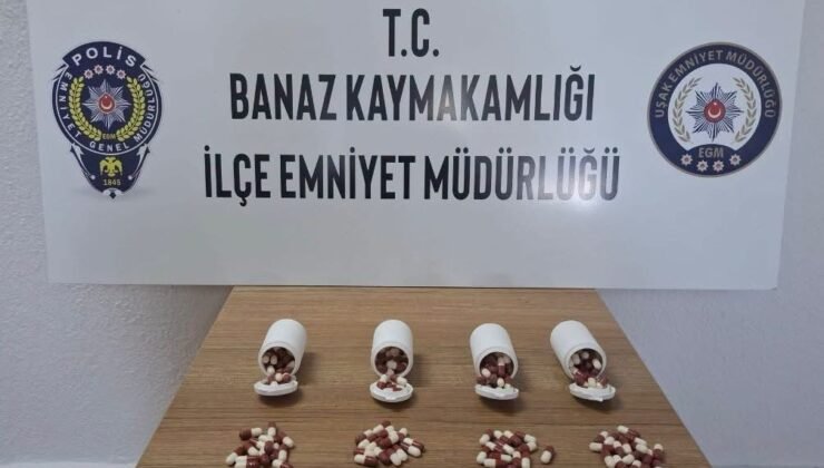 Uşak’ta polisten kaçan araçtan atılan poşette 197 adet sentetik ecza hapı ele geçirildi