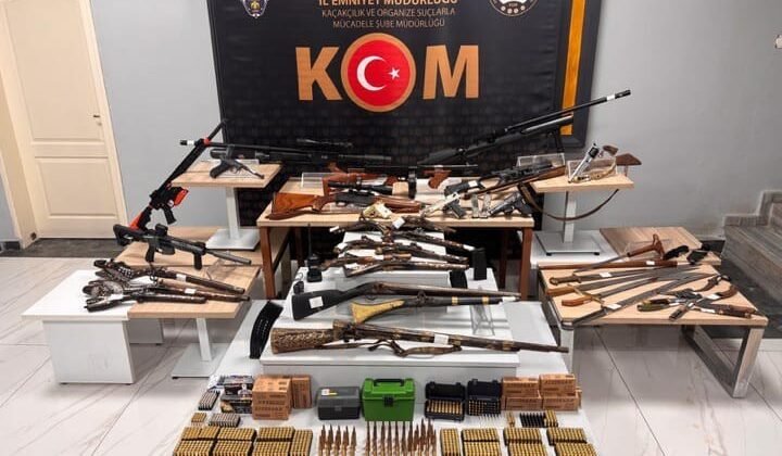 Uşak’ta silah ve tarihi nitelikteki tüfekler ele geçirildi