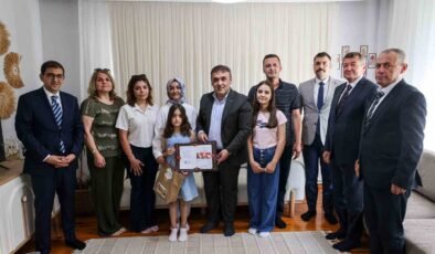 Vali Sözer, evde eğitim gören öğrencilerin karne sevincine ortak oldu