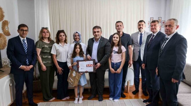 Vali Sözer, evde eğitim gören öğrencilerin karne sevincine ortak oldu