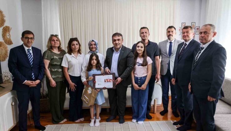 Vali Sözer, evde eğitim gören öğrencilerin karne sevincine ortak oldu