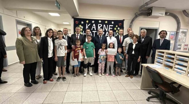 Vali Yılmaz, hastanede tedavi gören öğrencilerin karne heyecanına ortak oldu