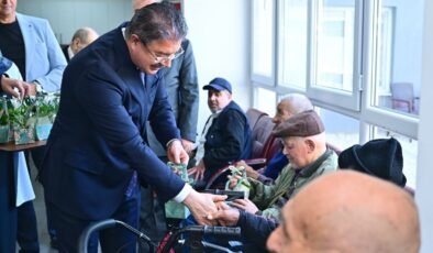 Vali Yılmaz, Yaşlı Bakım ve Rehabilitasyon Merkezi’nde Babalar Günü pastası kesti